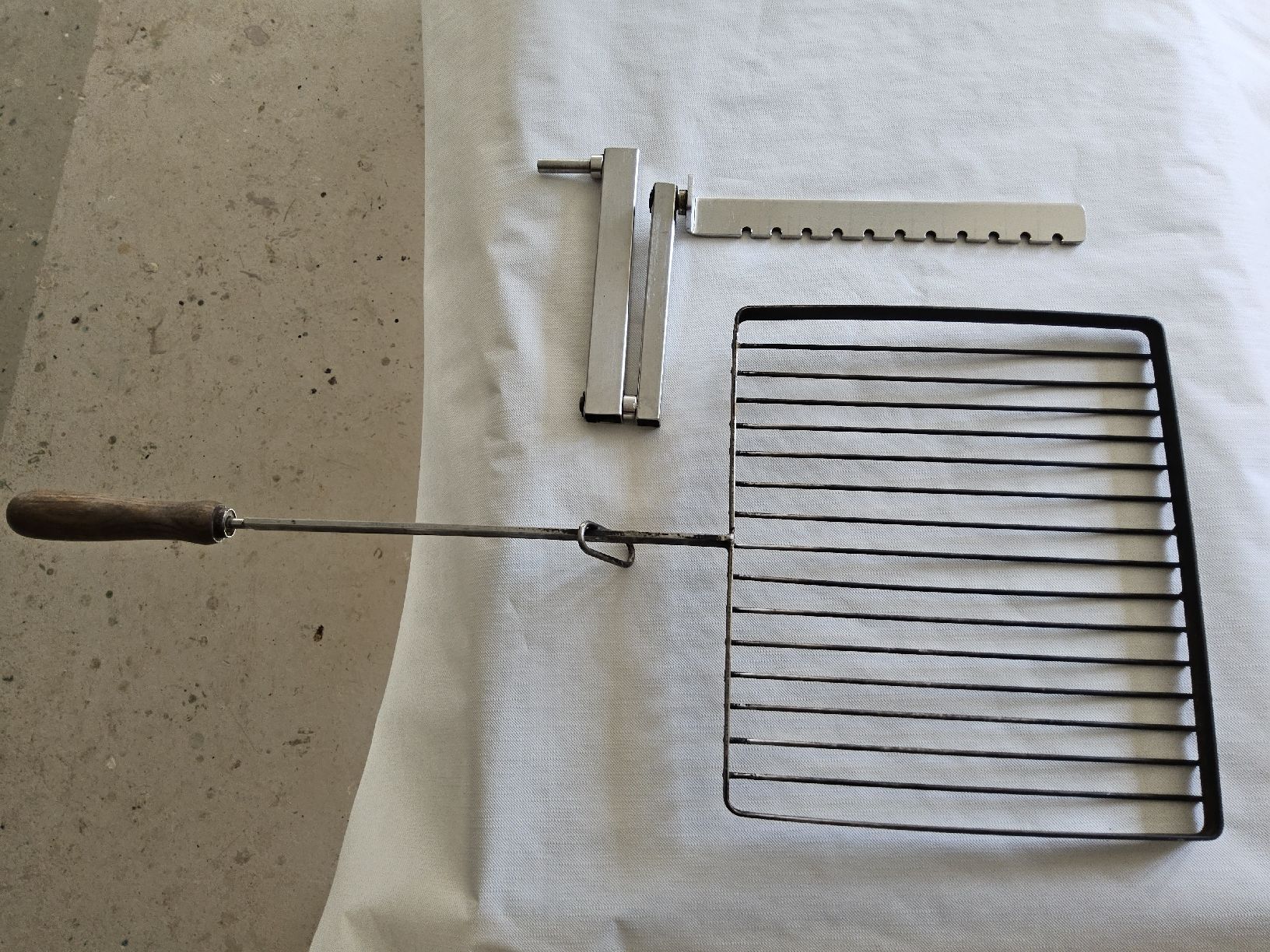 Grills: Grillrost mit Schwenkarm – Gebraucht aus Schüpfheim von ofeld