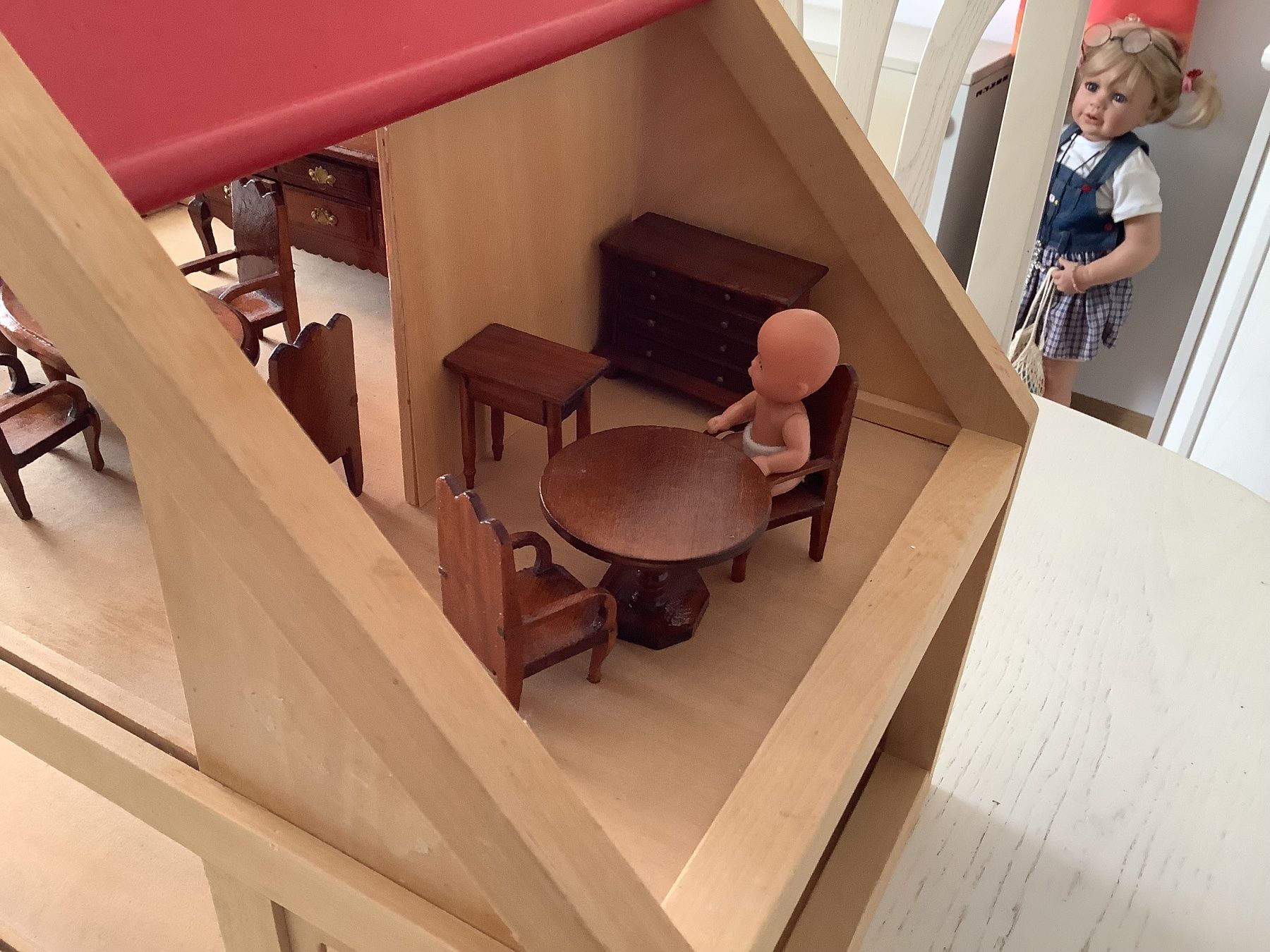 Case e mobili per bambole: Puppenhaus aus Holz mit rustikaler Einrichtung – Usato da Wädenswil venduto da Jsi.Z01 3