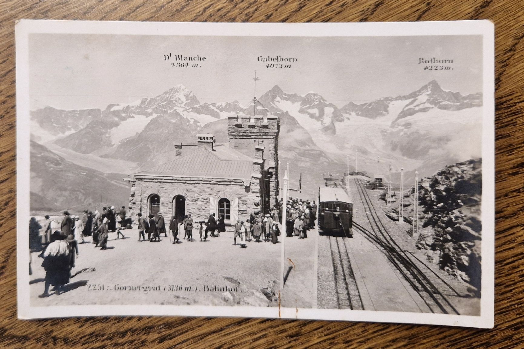 Cartes postales: Gornergrat, belebte Station – D'occasion à Ebikon par Donar50