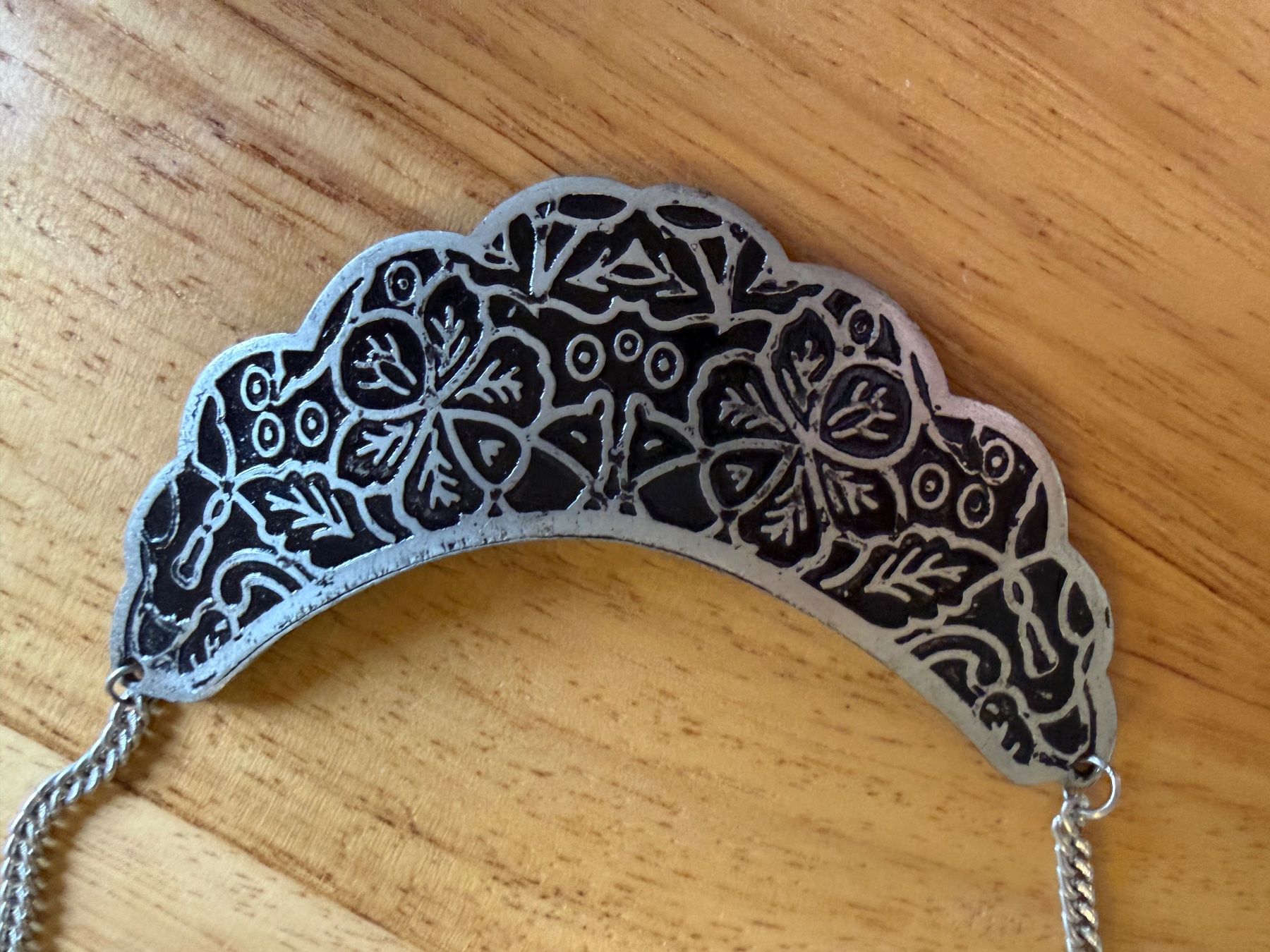 Ketten: Statement Halskette Silber-Schwarz mit floralem Muster – Gebraucht aus Neerach von Meli_sara 1