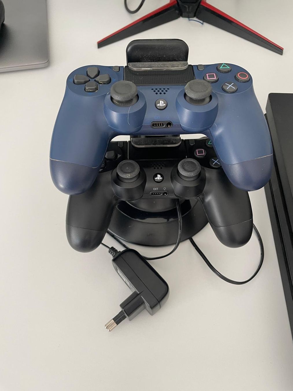 Sony Konsolen: Sony PS4 Pro 1TB + 2 Controller inkl. Ladestation + 12 Games – Gebraucht aus Grenchen von buuliaan 2