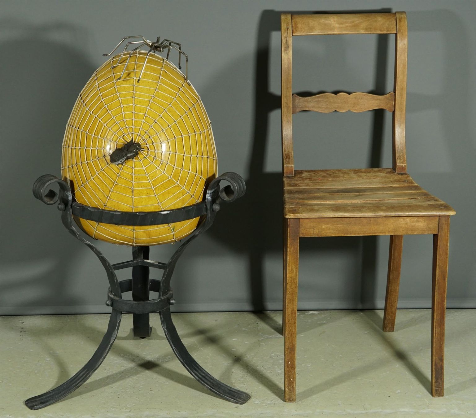Statuette: Kunstobjekt XL Keramik-Ei mit Spinne auf Eisenständer 86cm – Usato da Meggen venduto da Trouvaillen 1