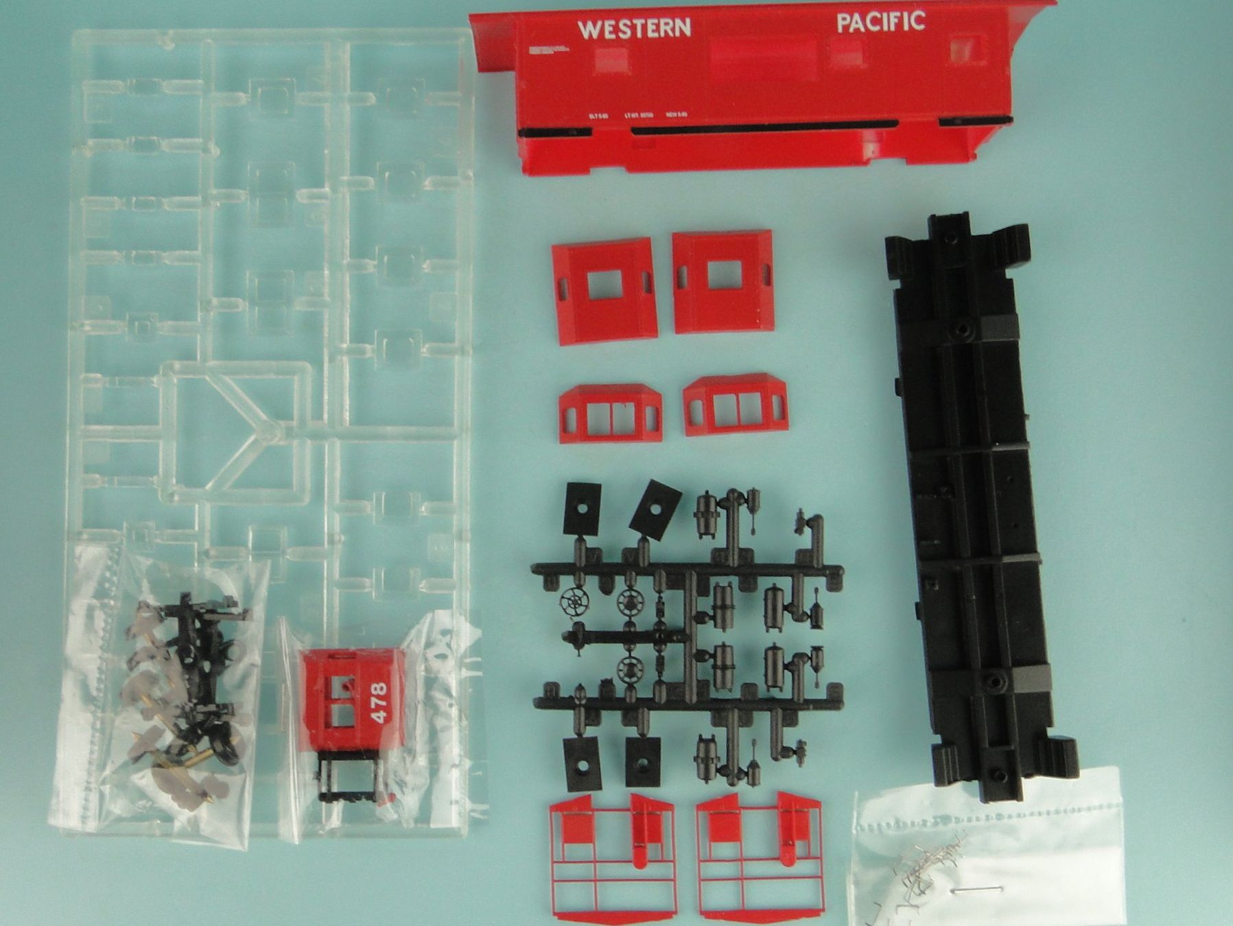 Modellini di ferrovie: Walthers 4359 Bausatz / Western Pacific Caboose – Nuovo e nell'imballaggio originale da Bülach venduto da cann11 2