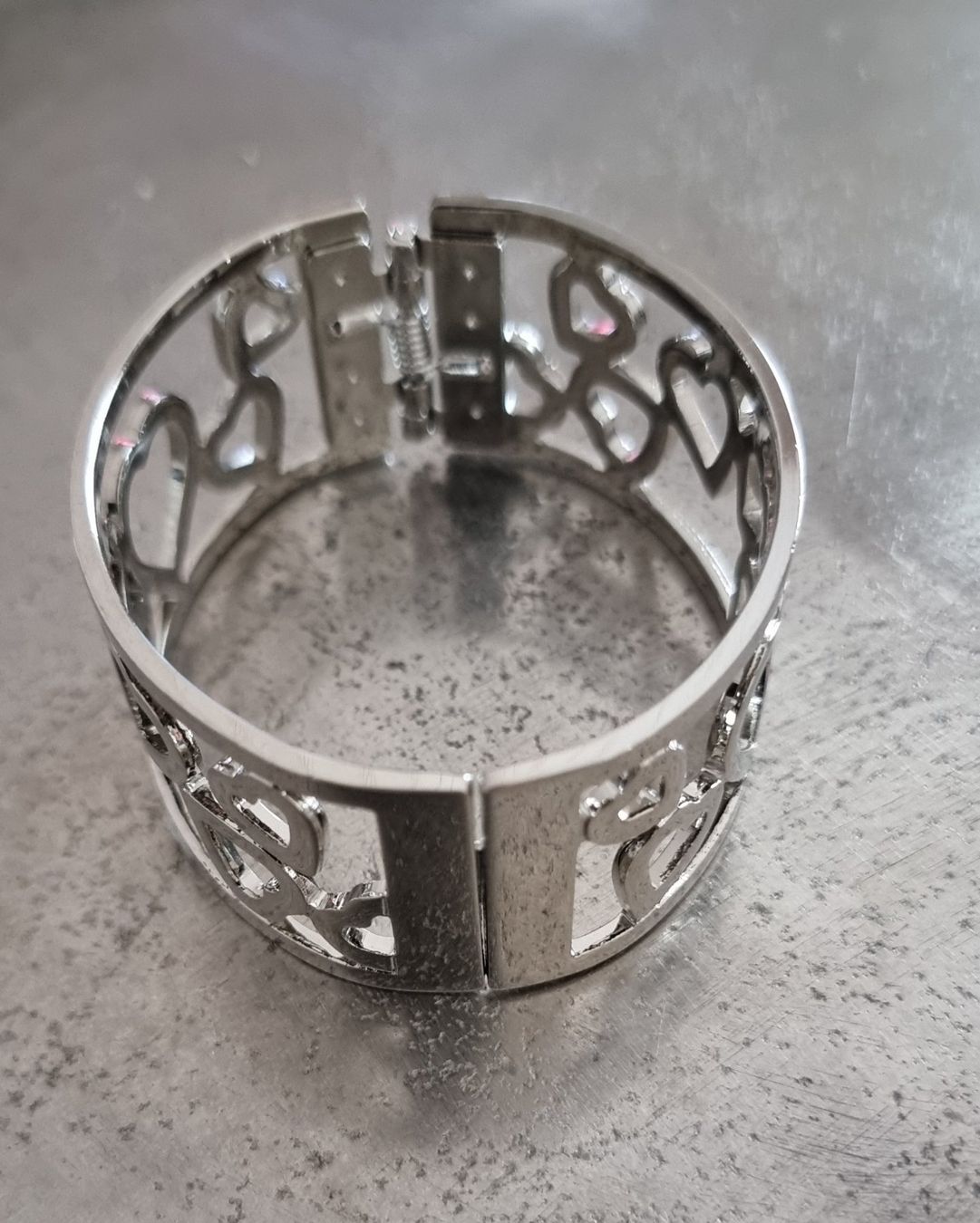 Bracciali & Braccialetti: ARMREIF,versilbert mit Herzen Motiv – Nuovo e nell'imballaggio originale da Frauenfeld venduto da Bleeddragon 2