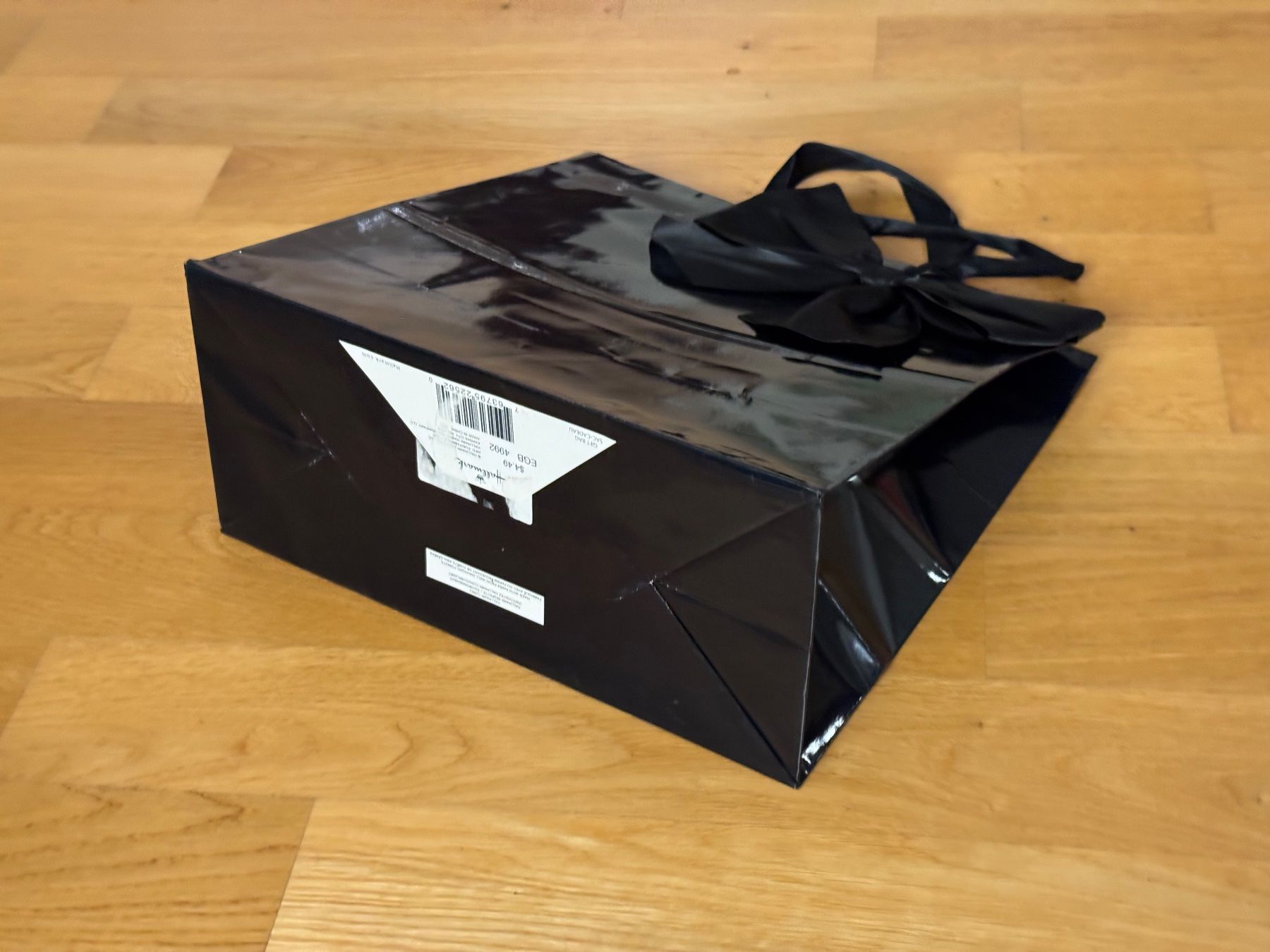 Papiere: Schwarze Geschenktüte / Papiertüte mit Schleife – Gebraucht aus Zürich von wtpooh 1