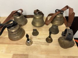 Konvolut Glocken und Schellen mit Lederriemen gebraucht