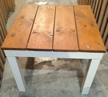 Rustikaler Holztisch mit weissem Gestell