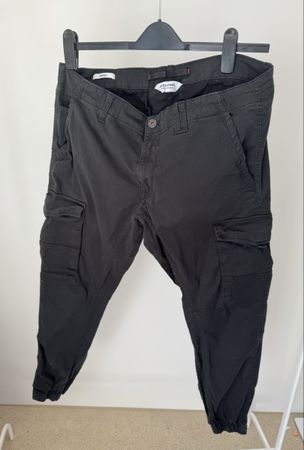 Jack & Jones Cargo Hose Tapered Fit – Schwarz – W38/L32