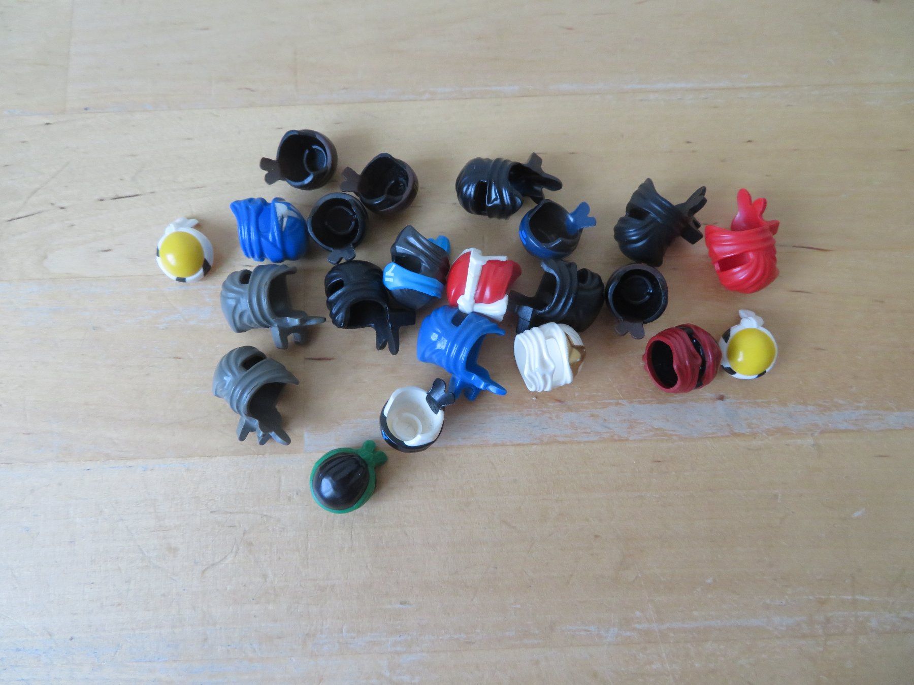 Spielzeuge: LEGO Ergänzung "Kopfbedeckungen" – Gebraucht aus Zürich von piroma