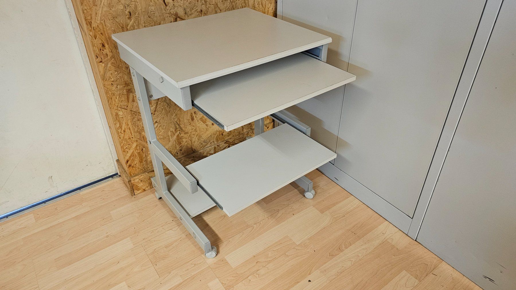Tavoli: Rollwagen Computertisch grau 3 Ablagen ab Fr. 1.- – Usato da Koppigen venduto da Bracher_Mail-House 2