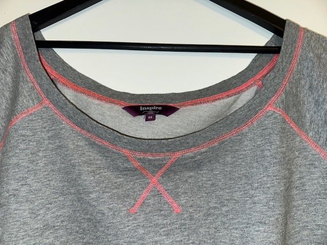 Top: Sweat gris clair couture rose Taille FR 50 – Nuovo (secondo la descrizione) da Lausanne venduto da Magic1900 1