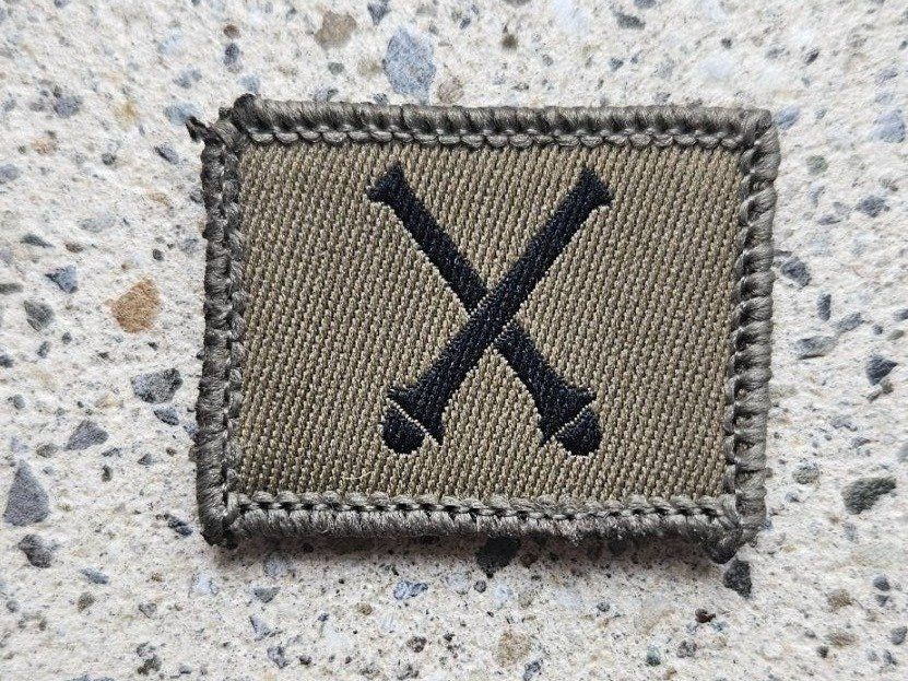 Schweizer Armee Placchette & Badge: *** Funktionsabzeichen Minenwerferkanonier mit Klett *** – Nuovo e nell'imballaggio originale da Riedholz venduto da fr_sIruP
