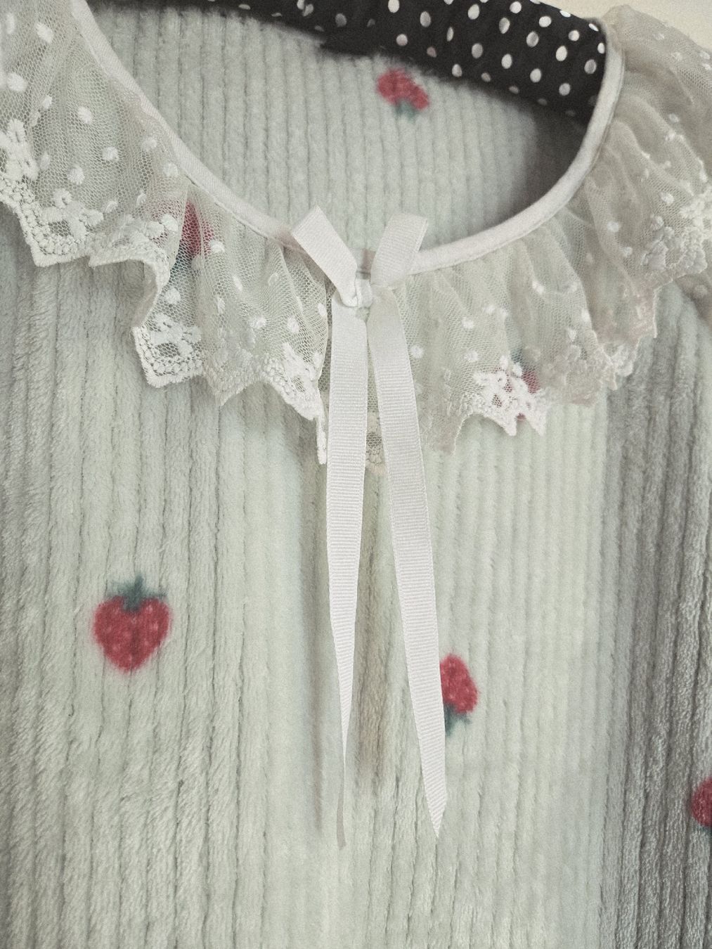 Negligees & Pyjamas: Süsser Kuschel-Pijama mit Erdbeeren, Grösse 44 – Gebraucht aus Dübendorf von Timulka 1