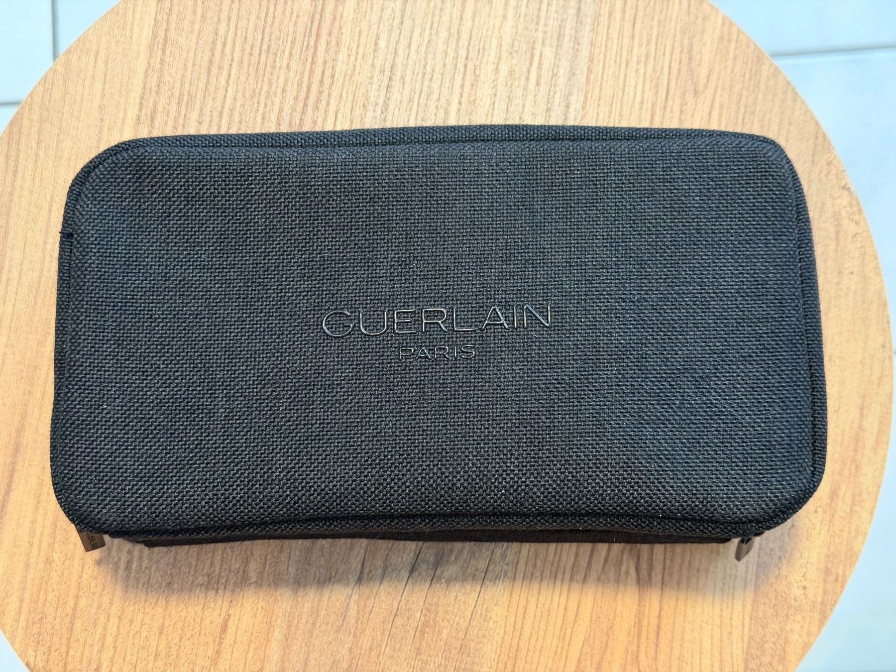Guerlain Kosmetikkoffer: Trousse Guerlain Paris noire, format voyage – Neu (gemäss Beschreibung) aus fey von Caductilometre
