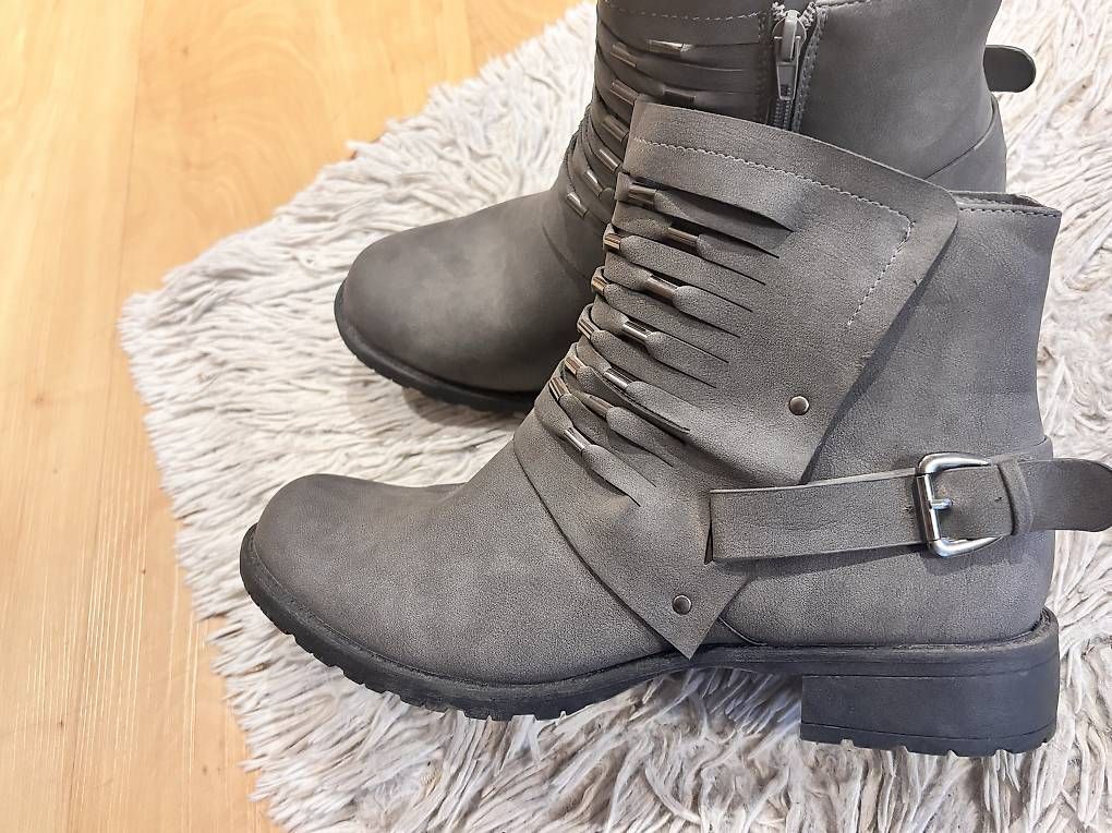 Scarpe da donna: Graue Boots – Nuovo e nell'imballaggio originale da Finsterhennen venduto da spe_j6zr 1