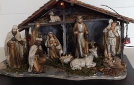 Wunderschöne, beleuchtete Weihnachtskrippe