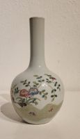 China Vase mit Röhrenhals Famille rose