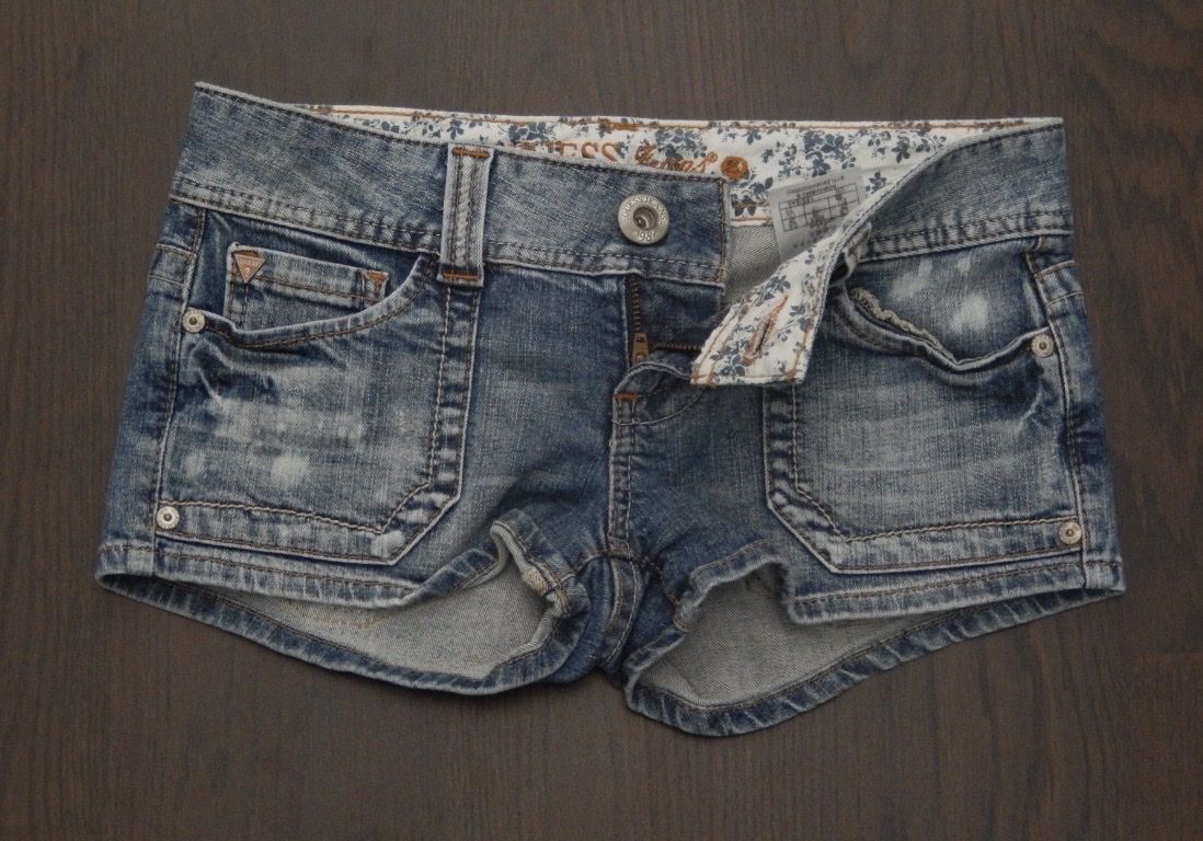 Pantaloni: Guess Lowwaist Shorts – Usato da Baden venduto da Obr_9vk2 4