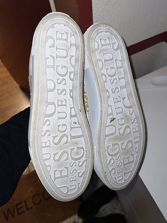 Scarpe da uomo: Guess Gianele Sneakers Gr. 43 Neuwertig – Usato da Fällanden venduto da fai_n5tr 2
