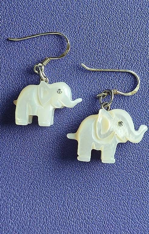 Orecchini pendenti & Orecchini a lobo: Ohrringe Elefant aus Perlmutt mit 925er Silber – Nuovo e nell'imballaggio originale da Ebnat-Kappel venduto da Zearara 3