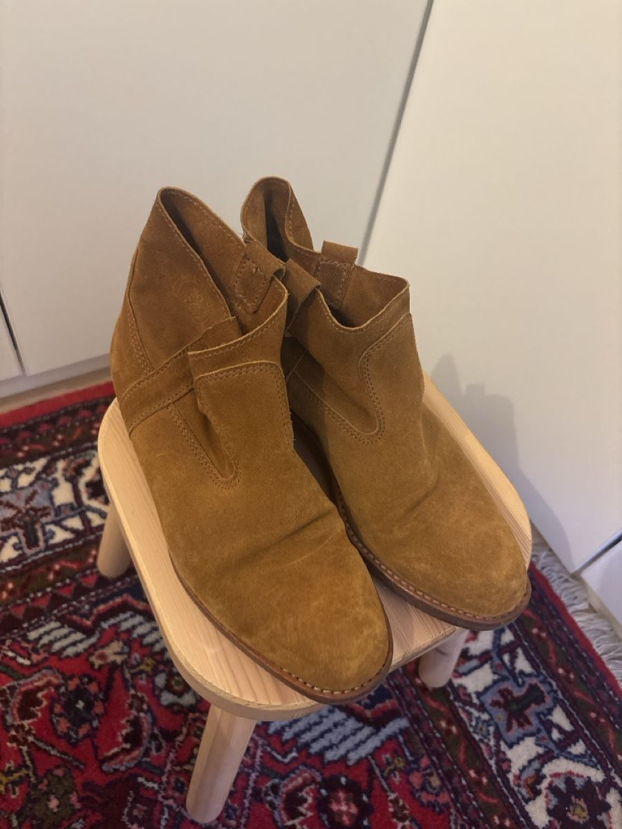 Scarpe da donna: Bottine en cuir daim – Usato da Pully venduto da miss3shai 3