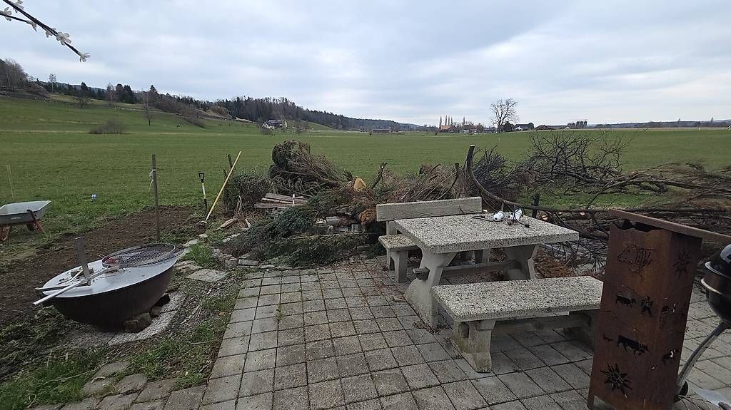 Set di tavolo e panche: Garten-Steintisch-Set  (Tisch + 2 Bänke) – Usato da Hinteregg venduto da yro_8qv6 2