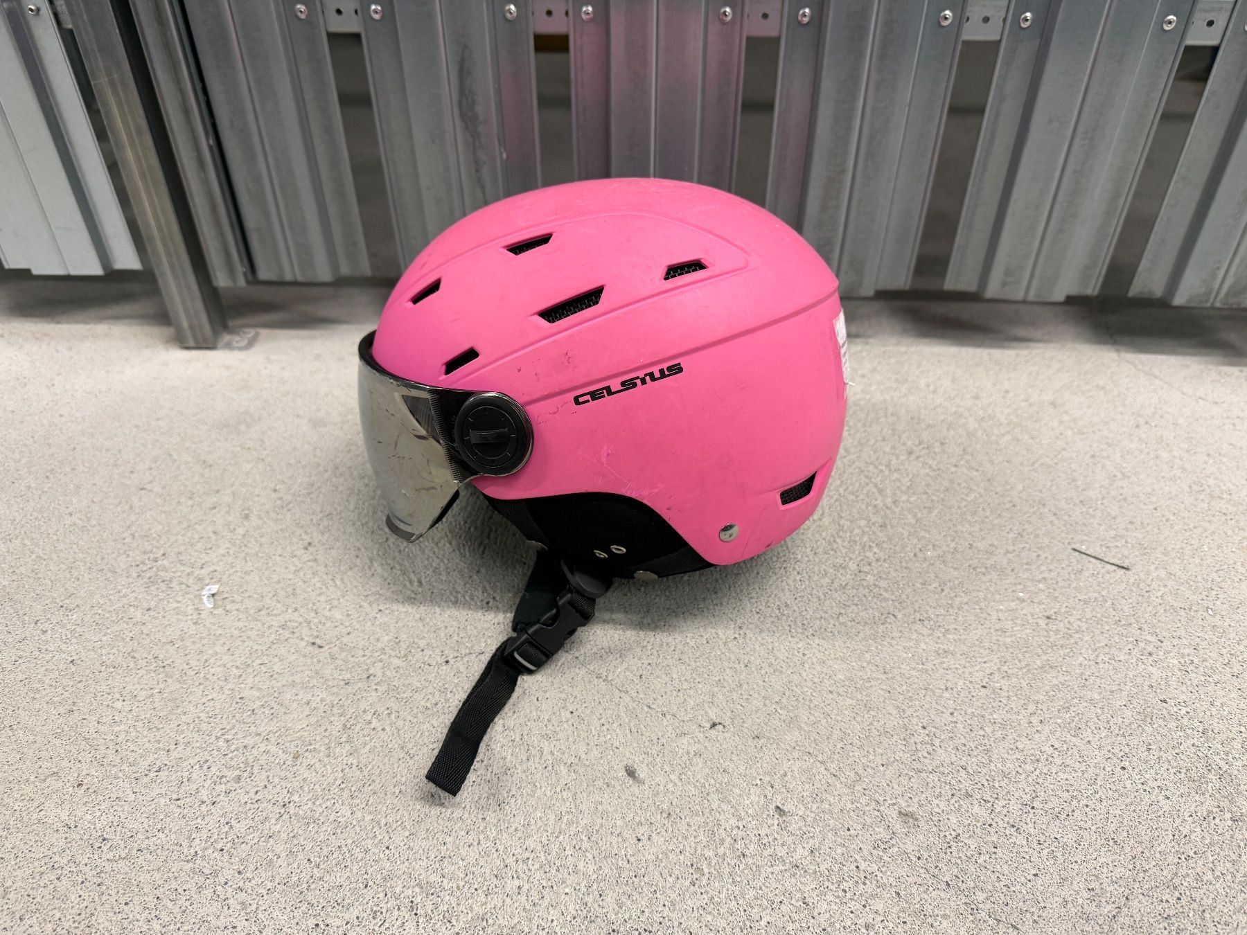 Caschi: Celsius Ski Helmet with Visor – Usato da Lenzburg venduto da VukiSee 3