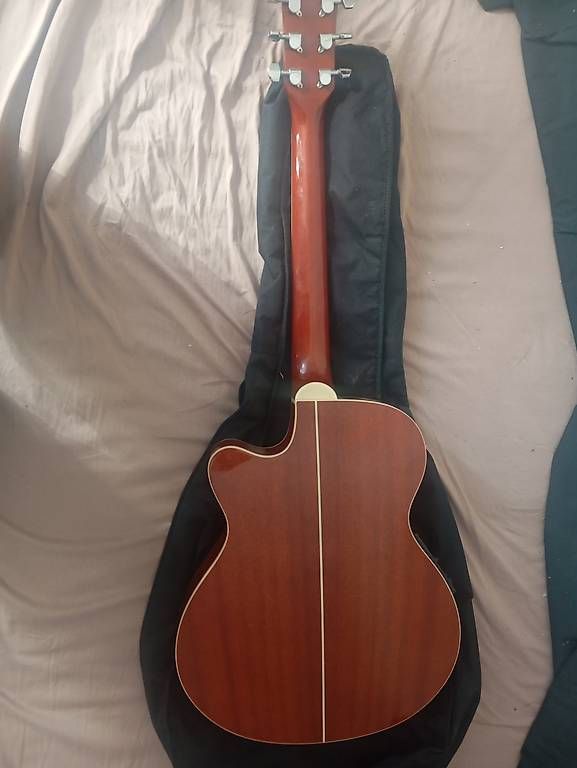 Strumenti musicali: Accoustic guitar – Usato da Basel venduto da Petergunn 1
