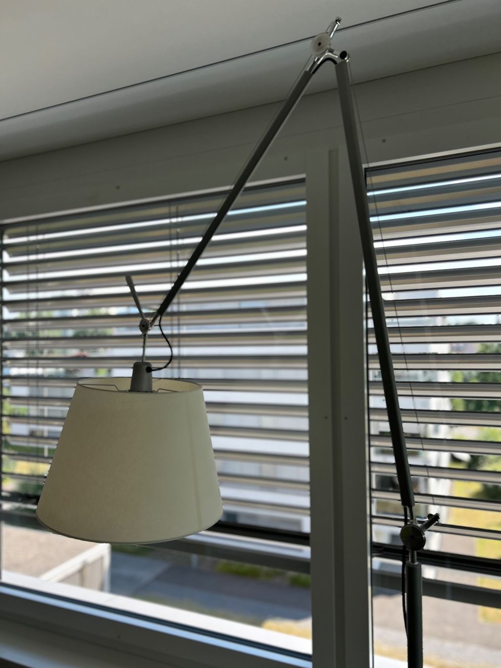 Artemide Lampade: Artemide Tolomeo Mega Metall/Stoff grau – Usato da Cham venduto da bof03