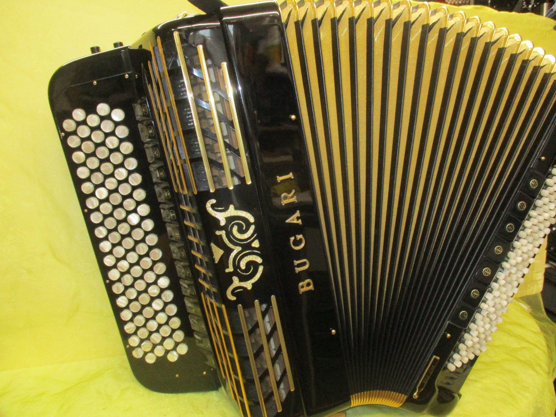 Musikinstrumente: Akkordeon Bugari Gold plus – Gebraucht aus Jegenstorf von Oktavio 2