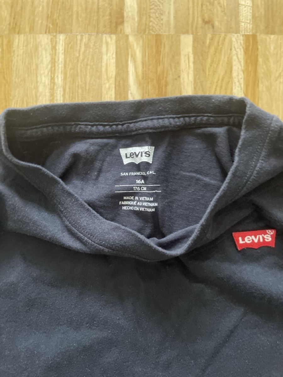 Levi's Chemises, T-shirts & Polos: Levi's T-Shirt dark blue  – D'occasion à Zürich par ros_jy6w 1