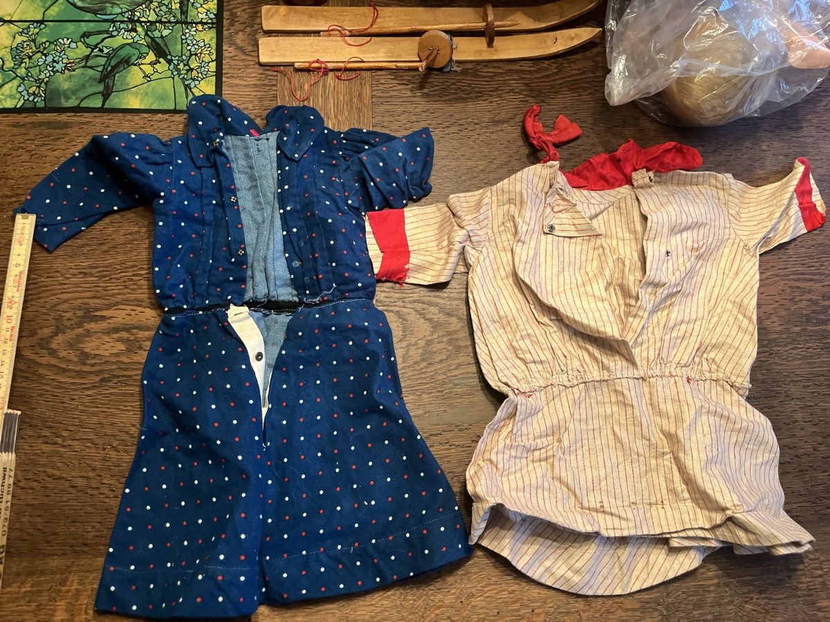 Puppen: Set 2 grosse antike Puppenkleider – Gebraucht aus Urnäsch von schneewittli.