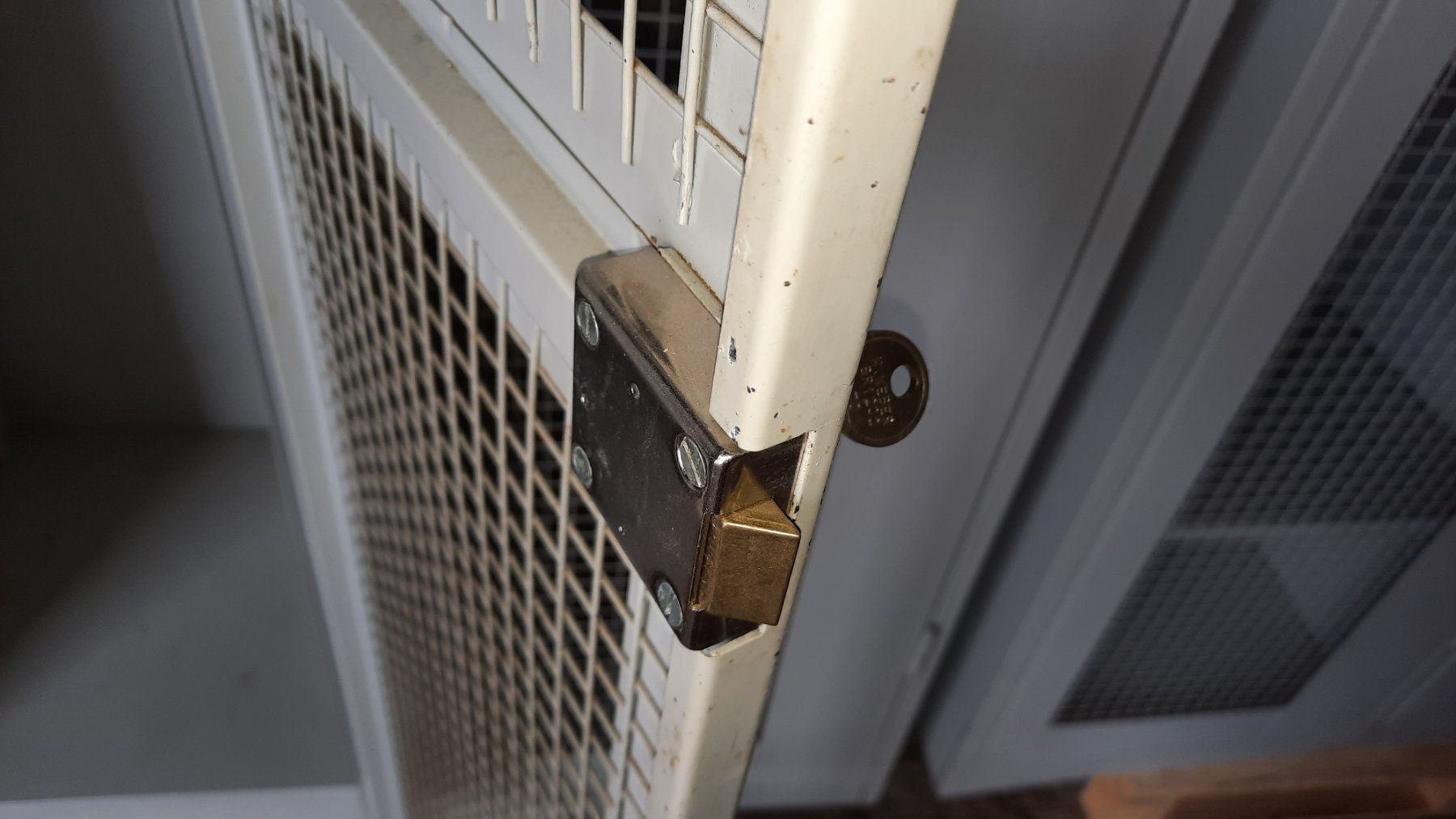Armadi: Blech Schrank Kleider Wohnung Garderobe – Usato da Hedingen venduto da Zwackul 5
