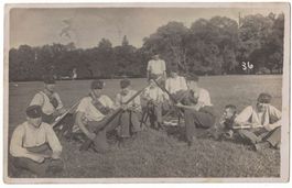 Soldaten im Hemd mit aufgesetztem Bajonett, Fotokarte ~1930