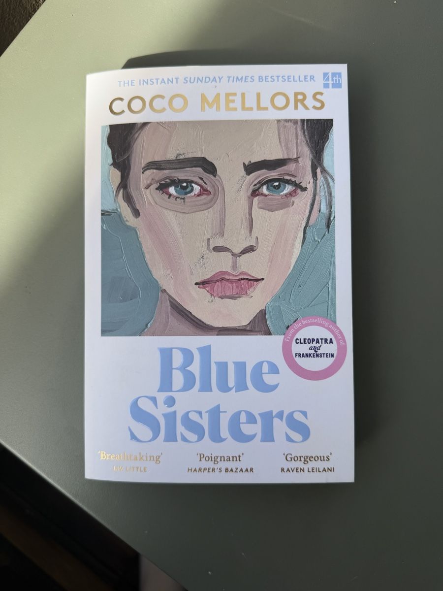 Bücher: Blue Sisters - Coco Mellors – Gebraucht aus Bern von joannnne