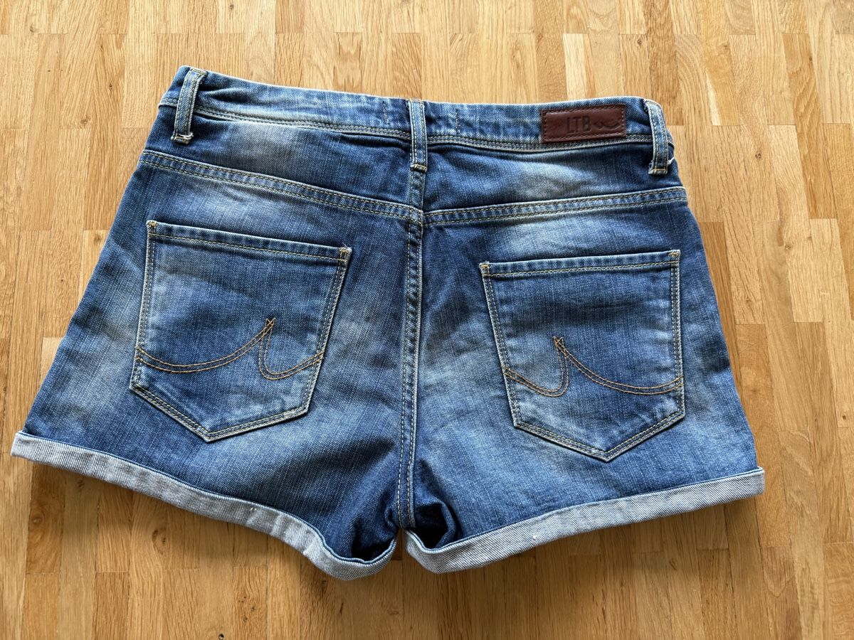 Lotti di vestiti: Jeans shorts – Usato da Zürich venduto da Sven1968 1