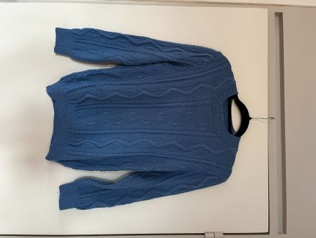 Blauer Zopfmuster-Pullover