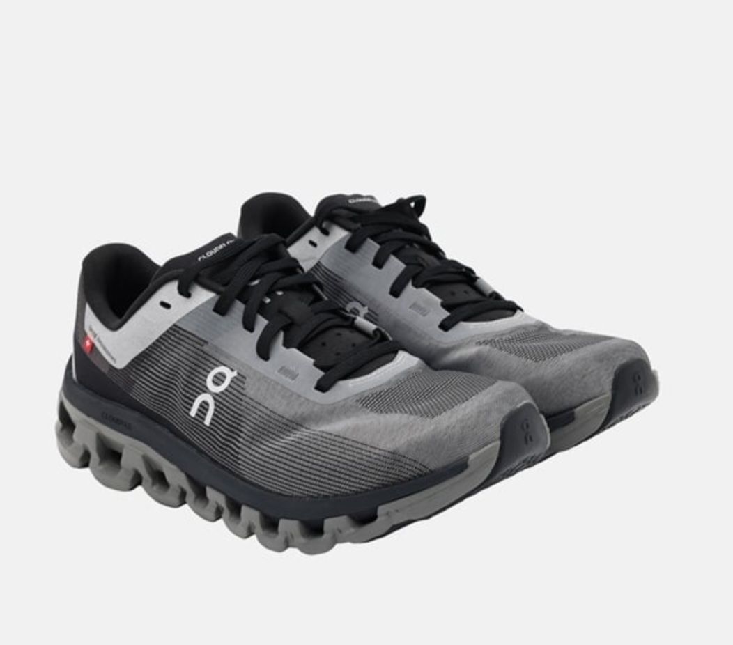 On Herrenschuhe: On Cloudflow Laufschuhe, Grau/Schwarz, Grösse 38 – Neu und originalverpackt aus Chur von car_5clc