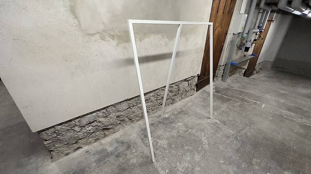 Guardaroba: HAY Loop Stand Wardrobe  White  Designer Coat Rack – Usato da Lausanne venduto da josealgeciras 1