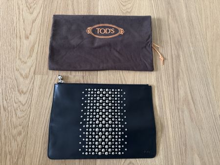 Tod's Clutch/ Pochette aus Leder mit Nieten, Schwarz, Neuwer