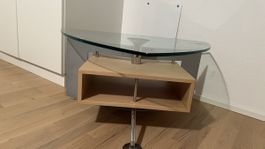 Minimalist Beistelltisch mit Glasplatte & Holzfach. 
