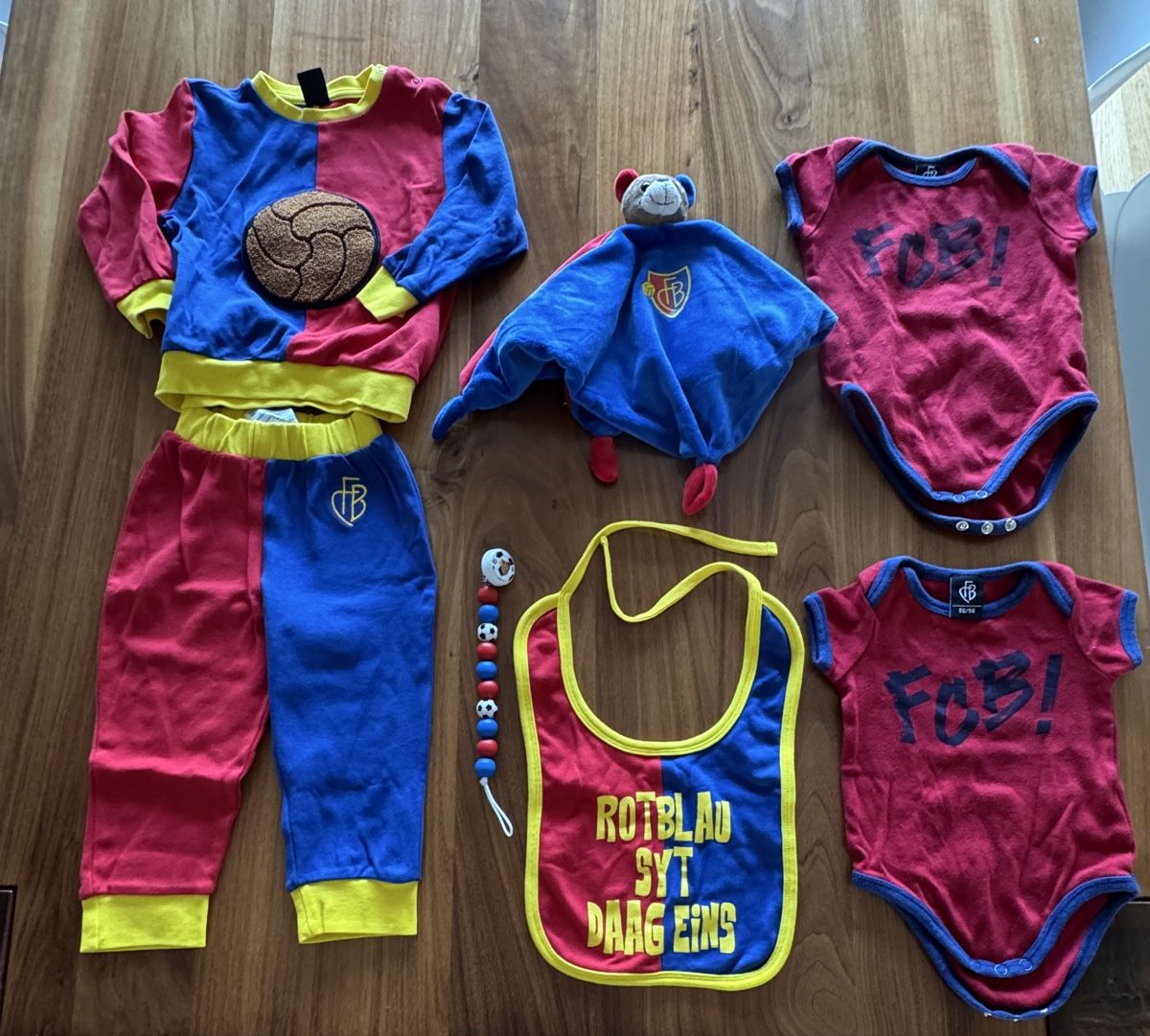 FC Basel Lotti & Set di vestiti: FC Basel Baby Set Neu  – Nuovo (secondo la descrizione) da Emmenbrücke venduto da Herzog07