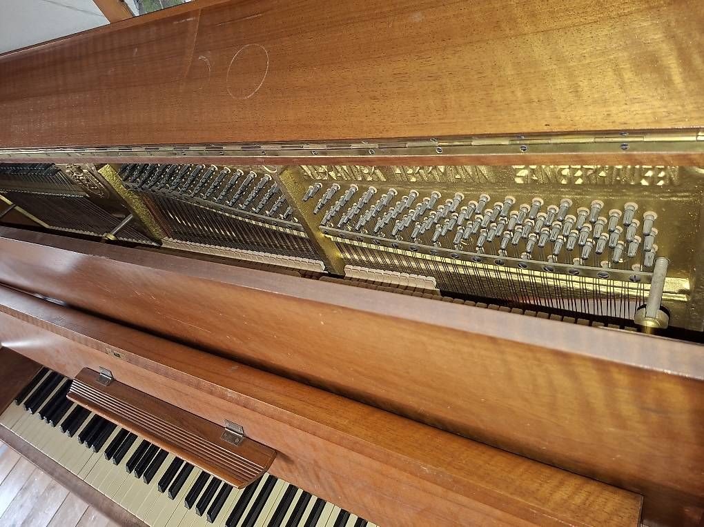 Instruments de musique: Klavier Nussbaum massiv mit Hocker – D'occasion à Kreuzlingen par Norina_8b8d 3
