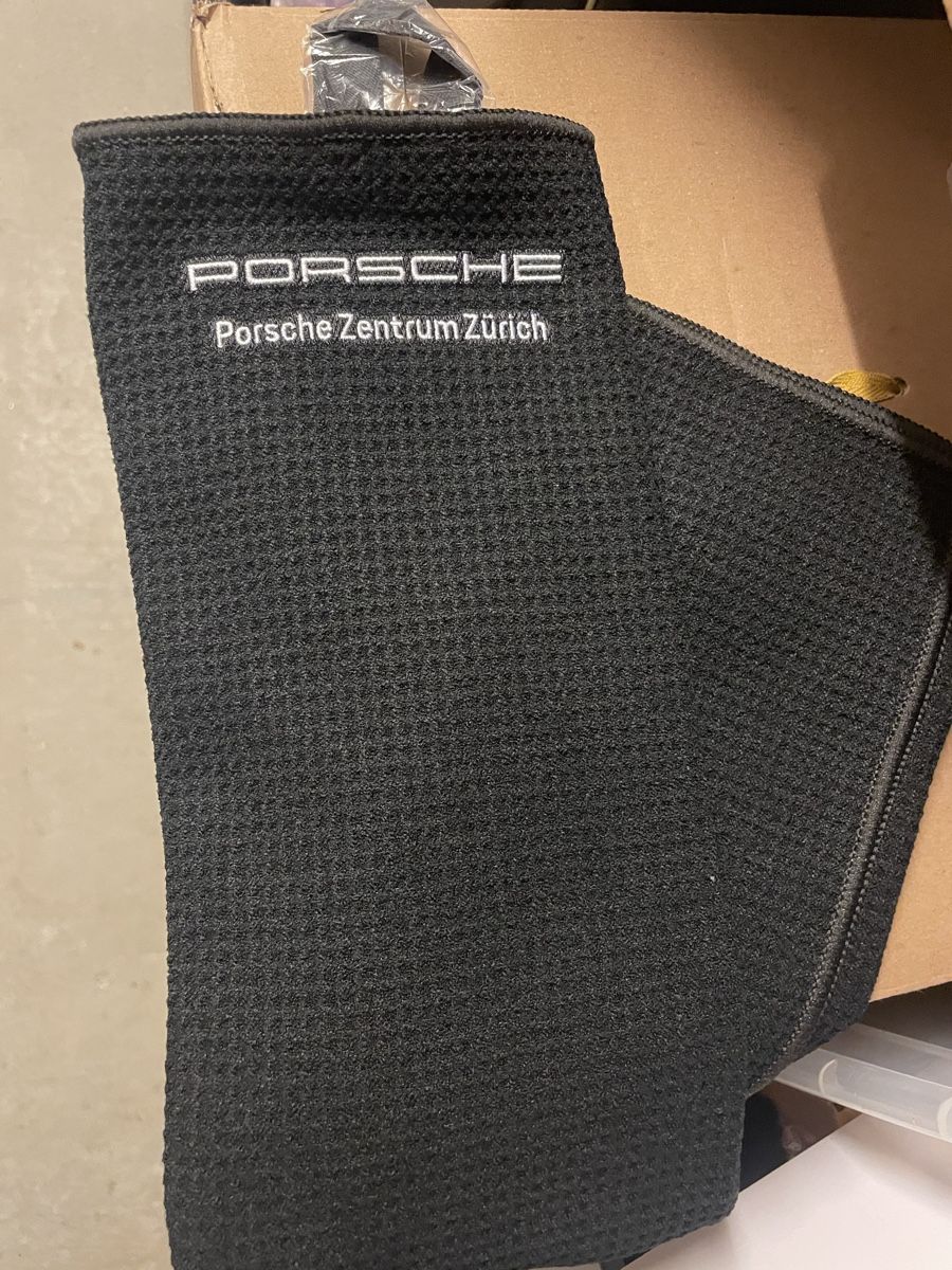 Mazze & Set: Porsche Golf towel light – Nuovo e nell'imballaggio originale da Zürich venduto da Paolik 1