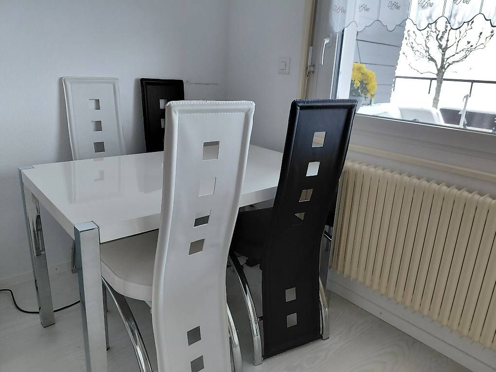 Set di tavolo e panche: A vendre table de salle à manger avec 4 chaises design – Usato da Pully venduto da mbi_j6tk