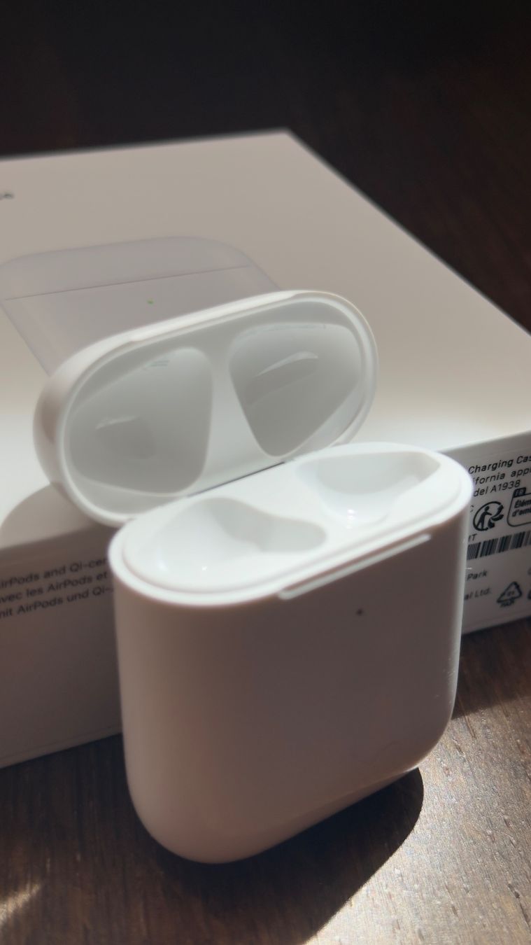 Apple Caricabatterie: Original Apple AirPods Wireless Charging Case | Neu geöffnet – Nuovo (secondo la descrizione) da Bern venduto da n9j_ptl6 5