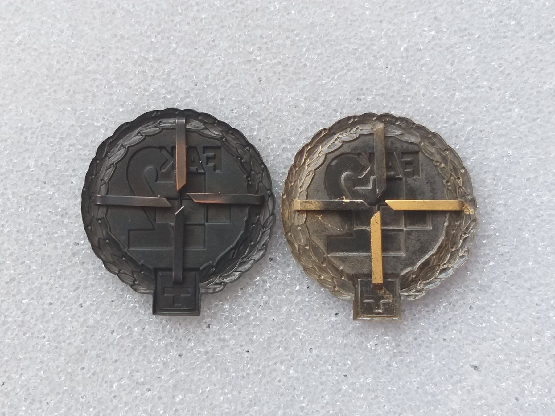 Placchette & Badge: Béretembleme Feldarmeekorps 2 Set – Usato da Bauma venduto da SwissMilitaria 1