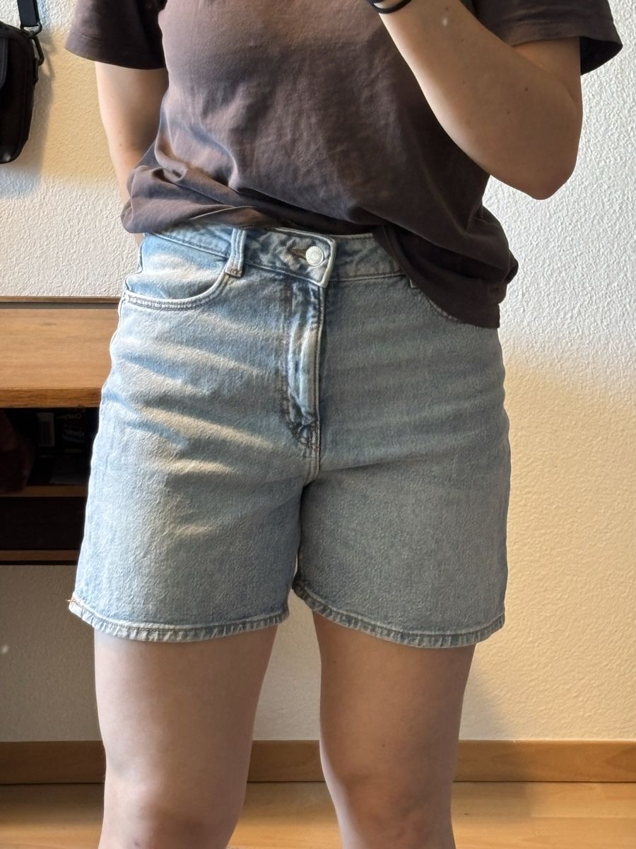 Jeans: BLUE DENIM SHORTS – Usato da Küttigen venduto da noa_78fr