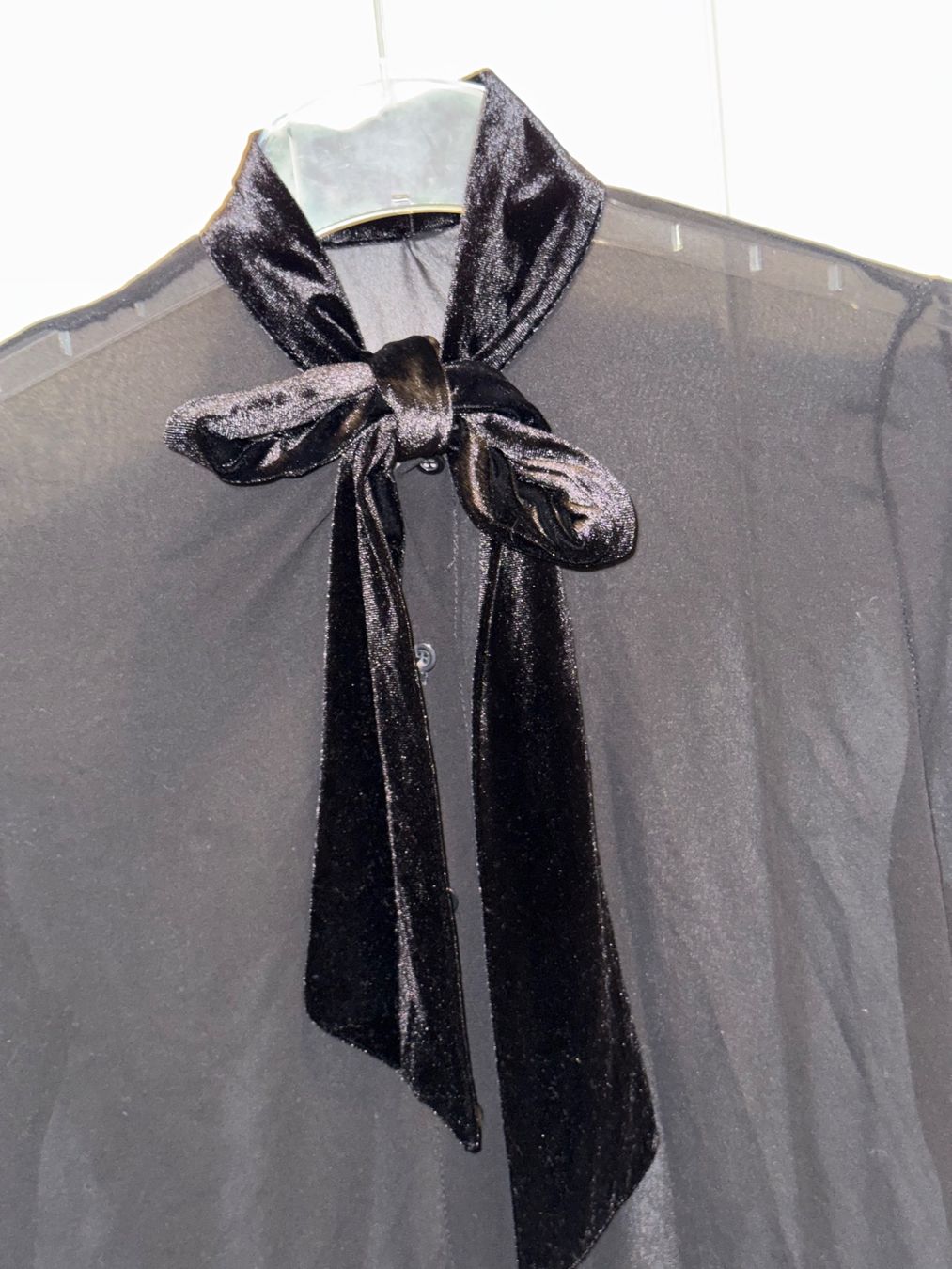Mango Blusen: Mango Schwarze transparente Bluse mit Samtdetails – Gebraucht aus Zofingen von zac_spc2 1