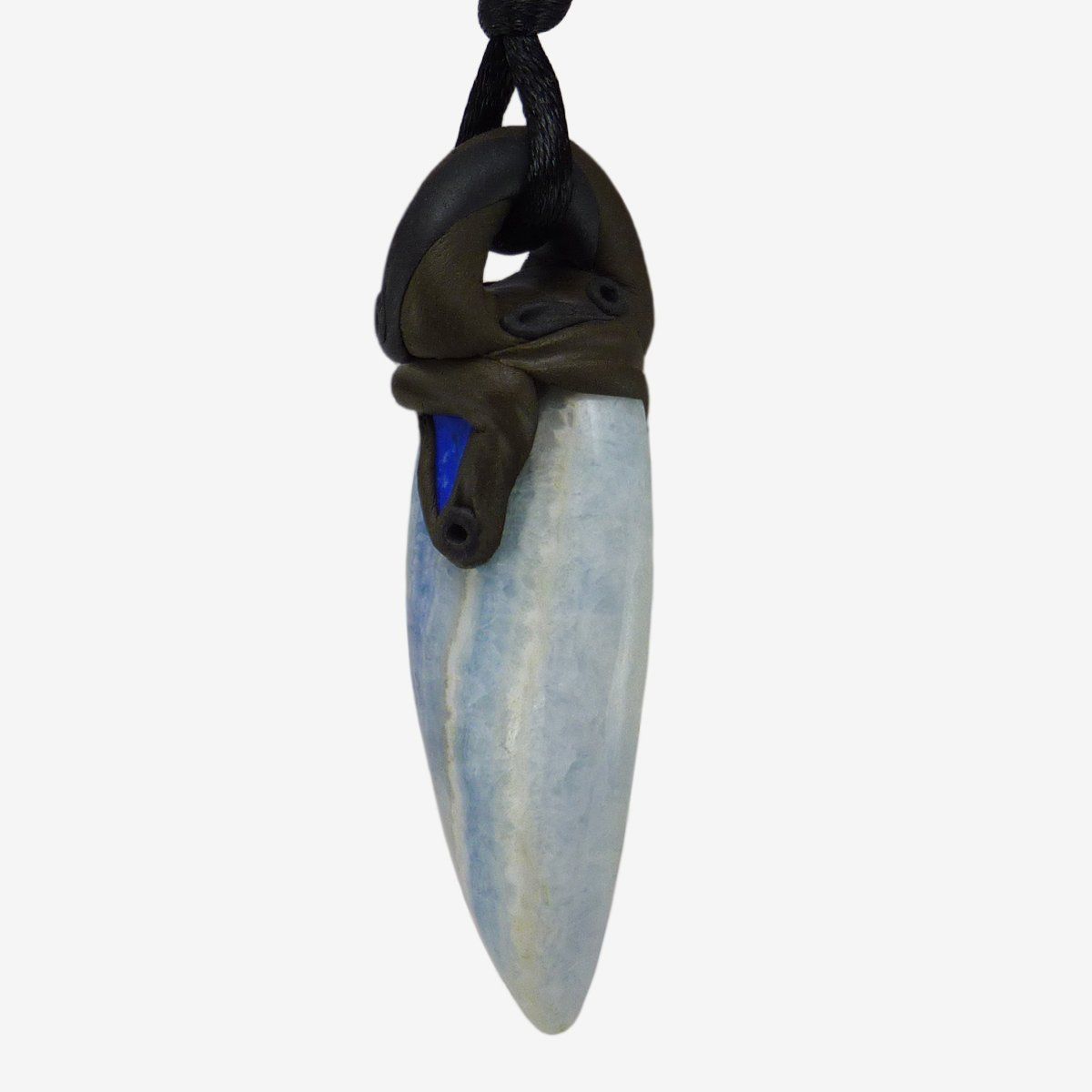 Minerali & Pietre curative: Scheelit in Dolomit Steinanhänger mit Lapislazuli – Nuovo e nell'imballaggio originale da Meilen venduto da BYRD-Design 1